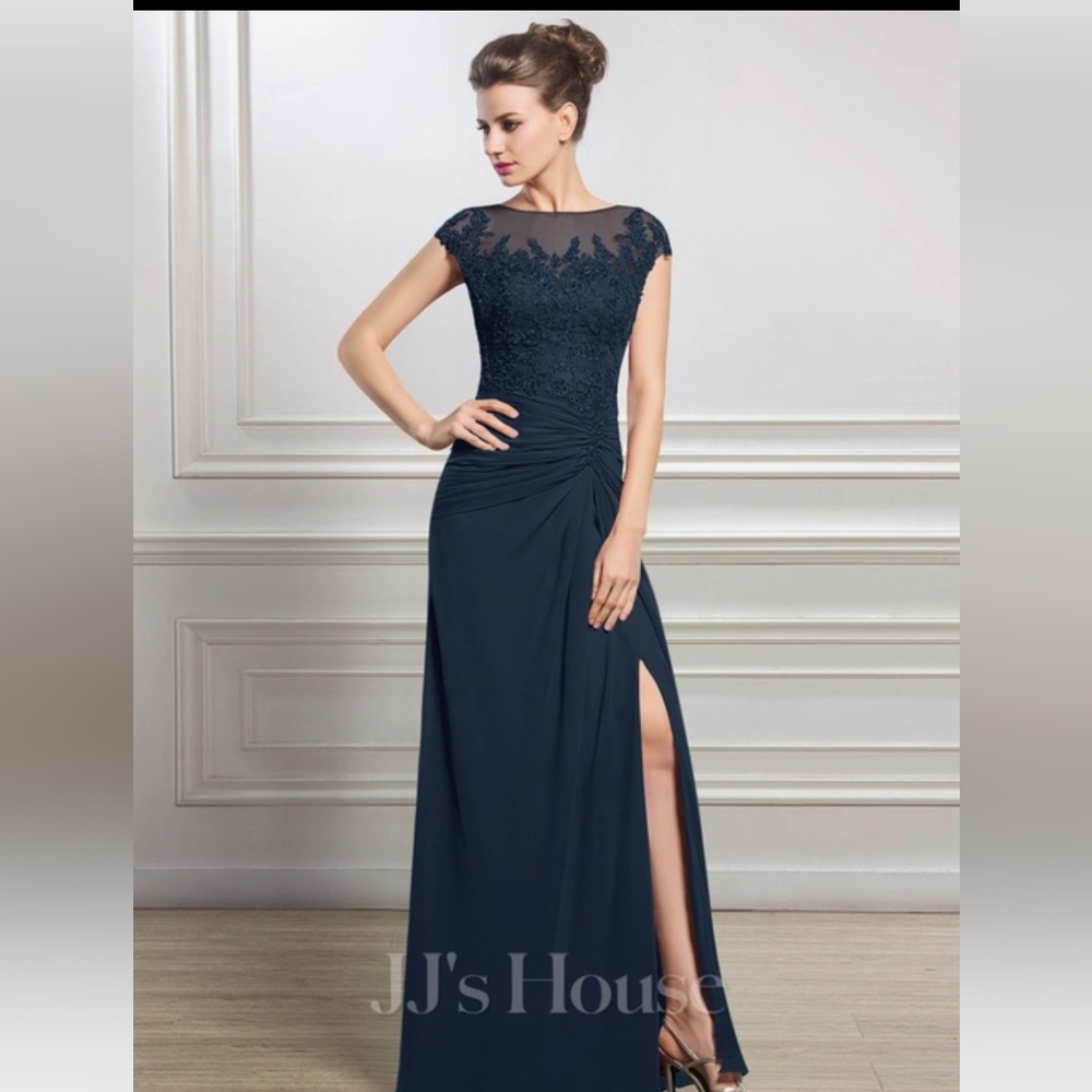 Beautiful gown.  Never worn